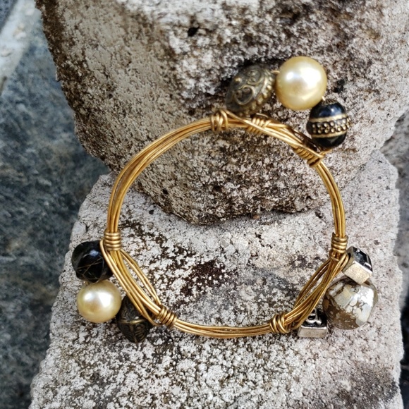 HANDMADE Metallic Gold Black Stone And Bead Wire Bracelet - Picture 1 of 7